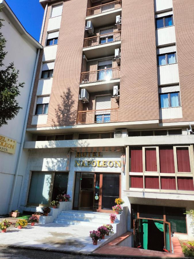 Hotel Napoleon Понтремоли Экстерьер фото